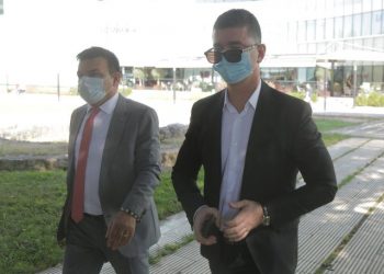 Deri dje hiqeshin si trima e shëtisnin pa maska në parlament, sot deputetët në “rrjesht për një” para virusit