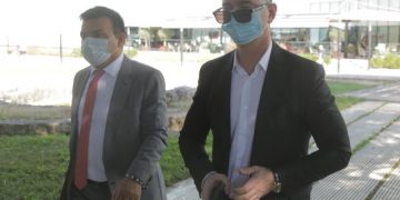 Deri dje hiqeshin si trima e shëtisnin pa maska në parlament, sot deputetët në “rrjesht për një” para virusit