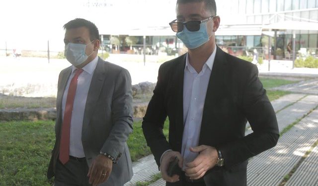 Deri dje hiqeshin si trima e shëtisnin pa maska në parlament, sot deputetët në “rrjesht për një” para virusit