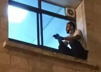 Mjekët i thanë se nëna po i v.diste prej Covid-it, djali ngjitet në dritare për t’i dhënë lamtumirën