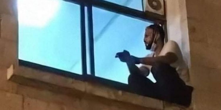 Mjekët i thanë se nëna po i v.diste prej Covid-it, djali ngjitet në dritare për t’i dhënë lamtumirën