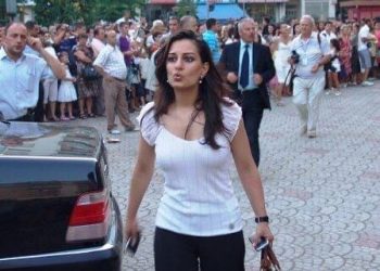 Erla Mëhilli, 10 vjet zëdhënëse e Berishës poston foton: Të gjithë i kishin sytë tek unë..