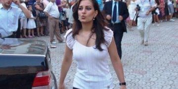 Erla Mëhilli, 10 vjet zëdhënëse e Berishës poston foton: Të gjithë i kishin sytë tek unë..