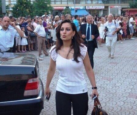 Erla Mëhilli, 10 vjet zëdhënëse e Berishës poston foton: Të gjithë i kishin sytë tek unë..