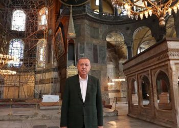 “Emrin tënd po e përhapim në botë “! Erdogan publikon këngën kushtuar Shën Sofisë: Mesazhi edhe në shqip (Video)