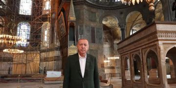 “Emrin tënd po e përhapim në botë “! Erdogan publikon këngën kushtuar Shën Sofisë: Mesazhi edhe në shqip (Video)