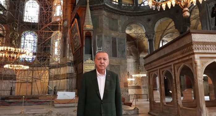 “Emrin tënd po e përhapim në botë “! Erdogan publikon këngën kushtuar Shën Sofisë: Mesazhi edhe në shqip (Video)