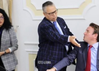 Bashkim Fino i prerë për shkarkimin e presidentit: Nuk mund të japim vërejtje me shkrim për shokun Ilir Meta, na përcaktoi grup kriminal