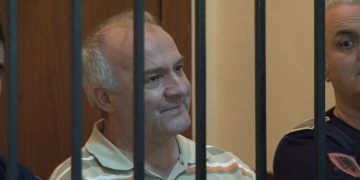 Video/ Si gënjeu Gjergji Thimio për rrahjen nga kunati i Niko Peleshit duke e lyer hundën me bojë