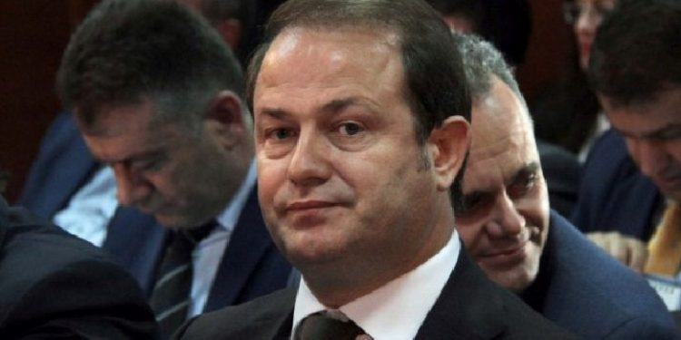 Brekët ngjyrë bezhë të Gjin Gjonit