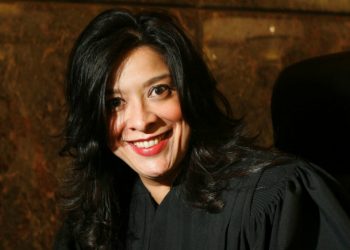 I veshur si postier a.tentatori q.ëllon mbi gjyqtaren dhe familjen e saj, humb j.etën djali