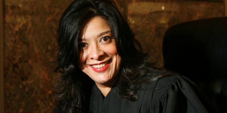 I veshur si postier a.tentatori q.ëllon mbi gjyqtaren dhe familjen e saj, humb j.etën djali