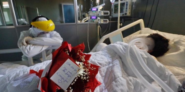 Pa shtëpi prej tërmetit të 26 nëntorit: Shuhet nga Covid-19 në Infektivi në ditën e lindjes, 49 vjearja me lulet e familjes