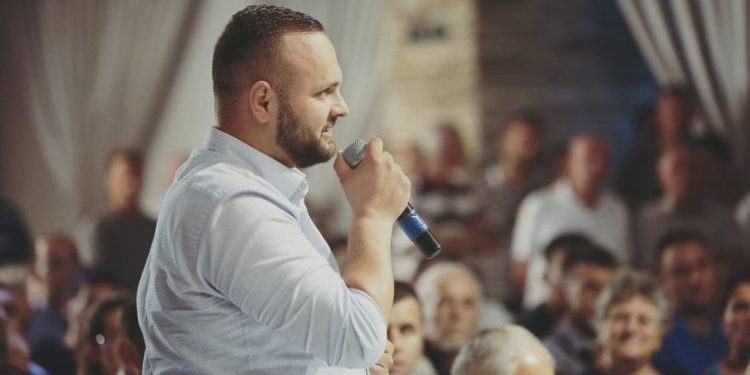 Deputeti Halit Valteri bëhet baba për herë të parë: Ju prezantoj me vajzën time! (Foto)