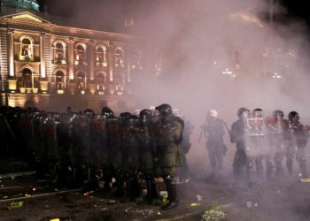 Vuçiç paralajmëron vendosjen e orës policore/ Beogradi ‘ndizet’ nga protestat, mijëra veta në shesh kundër kufizimeve