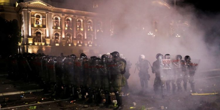 Vuçiç paralajmëron vendosjen e orës policore/ Beogradi ‘ndizet’ nga protestat, mijëra veta në shesh kundër kufizimeve