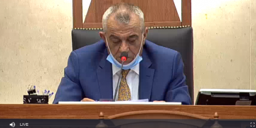 Foto/Disa deputetë nuk vendosin maskat, Ruçi u ben vërejtje: “Jepni shembulli të keq, ligjet nuk i bëjmë vetëm për qytetarët..”