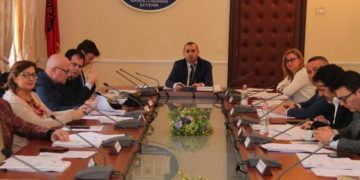 Plas debati në Komisionin e Ligjeve,Rudina Hajdari: Nuk kemi hequr dorë/ Ralf Gjoni: Nuk e njoh Këshillin Politik!