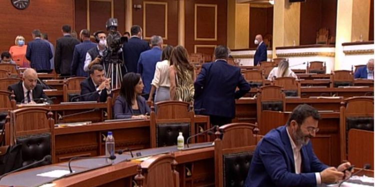 Emrat/ Pas Veliajt një tjetër deputet rezulton pozitiv me Covid-19, dyshohet edhe një ministër