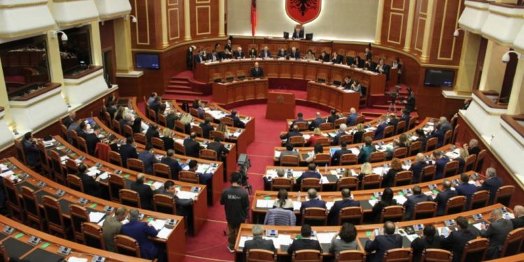 Kuvendi miraton me 99 vota marrëveshjen e 5 qershorit: Kush janë 6 deputetët që votuan kundër