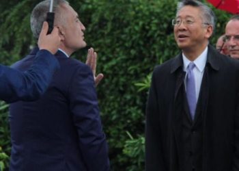 Sulmet ndaj SHBA-BE i kushtojnë shtrenjtë presidentit, ambasadorët e lënë në baltë në luftën për të mos lejuar shkrirjen e LSI