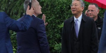 Sulmet ndaj SHBA-BE i kushtojnë shtrenjtë presidentit, ambasadorët e lënë në baltë në luftën për të mos lejuar shkrirjen e LSI