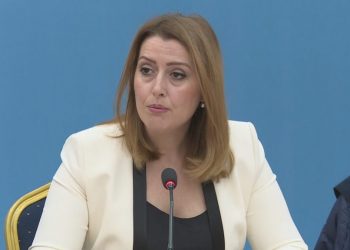 Ministrja Manastirliu zbulon masat e reja për luftën kundër COVID-19: “Maskat të detyrueshme..”