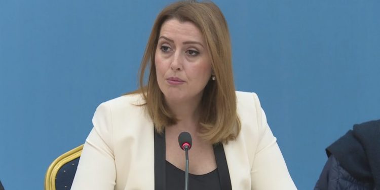 Ministrja Manastirliu zbulon masat e reja për luftën kundër COVID-19: “Maskat të detyrueshme..”