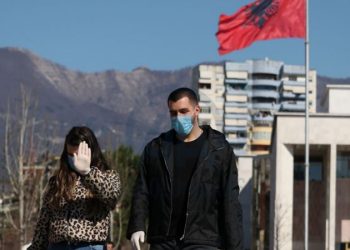 Kush kapet pa maskë nga nesër në Shqipëri, gjobitet me 20 mijë lekë