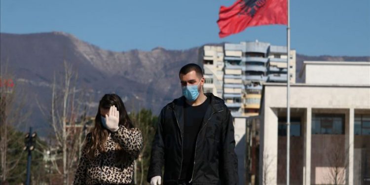Kush kapet pa maskë nga nesër në Shqipëri, gjobitet me 20 mijë lekë