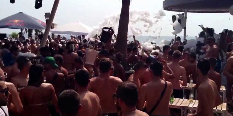 Harrojnë COVID-in, të rinjtë shfrenohen në club-et e jugut: Inspektorati i Shëndetësisë “nuk shikon” natën! (Video)