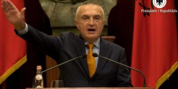 Iliri, presidenti i dekoratave “keq mendërisht”: Unë shpërndaj parlamentin, nuk dekretoj kryeministrin, lë Presidencën, do detyrohem të ngre popullin?!