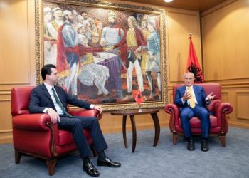 Gazetari i përvishet Bashës: O i bukri dheut… që tall t*apin Meta me ty