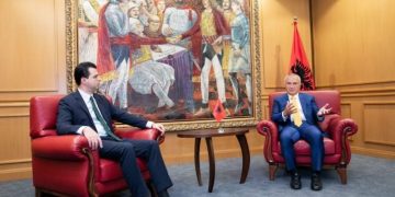 Gazetari i përvishet Bashës: O i bukri dheut… që tall t*apin Meta me ty