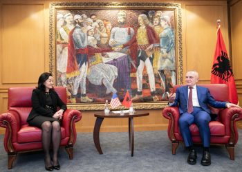 Ambasadorja Yuri Kim i shkon në zyrë Ilir Metës pas takimit me Ramën në Kryeministri