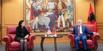 Ambasadorja Yuri Kim i shkon në zyrë Ilir Metës pas takimit me Ramën në Kryeministri