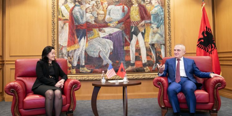 Ambasadorja Yuri Kim i shkon në zyrë Ilir Metës pas takimit me Ramën në Kryeministri