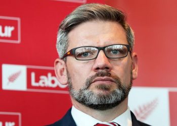 Kreu marrëdhënie të pahijshme me një femër të stafit të tij, shkarkohet urgjent ministri