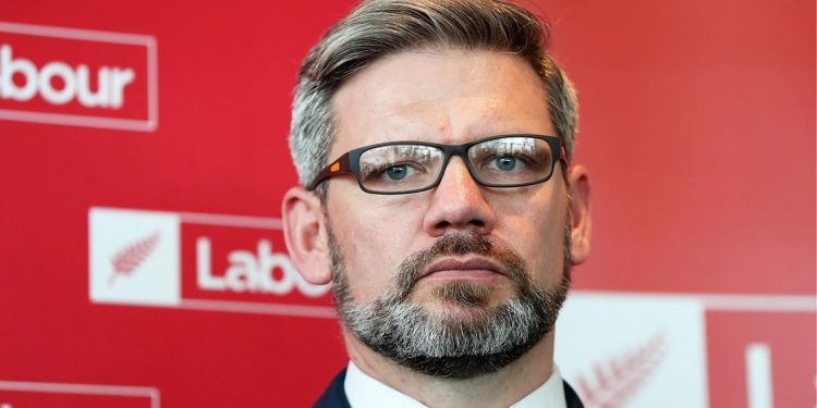 Kreu marrëdhënie të pahijshme me një femër të stafit të tij, shkarkohet urgjent ministri