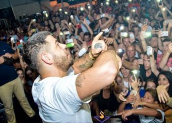 VIPA-t e politikës me vila në Gjirin e Lalzit në rrezik! Qindra të rinj grumbullohen në koncertin e Noizyt  Asnjë masë ndaj pandemisë (Video)