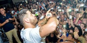 VIPA-t e politikës me vila në Gjirin e Lalzit në rrezik! Qindra të rinj grumbullohen në koncertin e Noizyt  Asnjë masë ndaj pandemisë (Video)