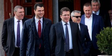 “Qenqafirave” u ngeli varë trasta e “pushtetvjedhjes” kolektive