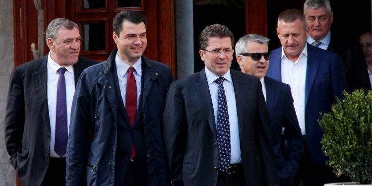 “Qenqafirave” u ngeli varë trasta e “pushtetvjedhjes” kolektive