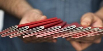 Ndodh në konsullatën e turpit të Selanikut! Policia greke ndalon dhe keqtrajton emigrantin shqiptar me kërkesë të drejtuesve sepse u ankua për sekserët