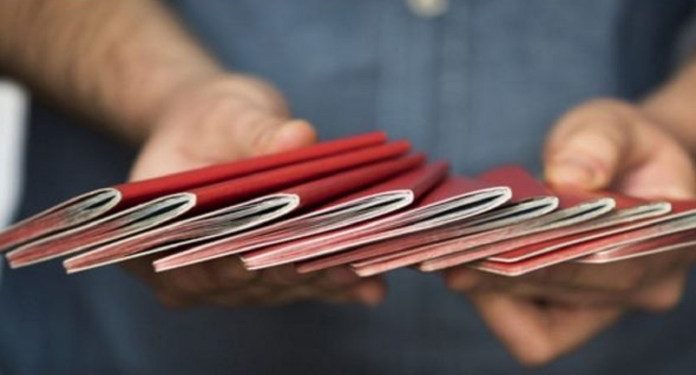 Ndodh në konsullatën e turpit të Selanikut! Policia greke ndalon dhe keqtrajton emigrantin shqiptar me kërkesë të drejtuesve sepse u ankua për sekserët