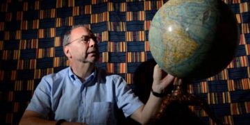 Peter Piot: Jemi në fillim të pandemisë, me koronavirusin do bashkëjetojmë me vite