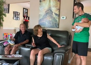 Emocionuese! Gruaja i bëri binjakë por prindërve nuk i tregoi: Ja reagimi i tyre kur mësuan të vërtetën