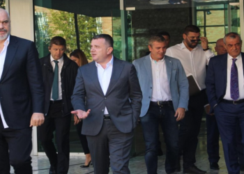 Rama mbledh deputetët e qarqeve: S’ka zgjedhje të parakohshme në Bashki. Mund të mos kemi koalicione parazgjedhore!