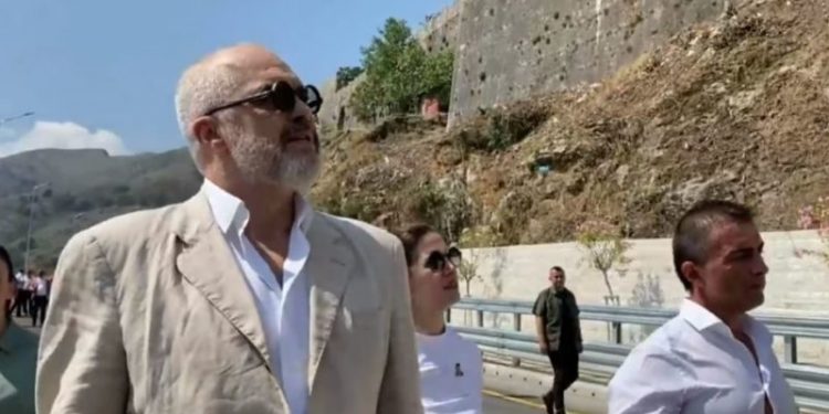 VIDEO/ Hapet bypass-i i Tepelenës, Rama: I trashëguar ndër dekada si një shteg buzë kalasë së Ali Pashës, sot lidh dy segmente të rëndësishme rrugore