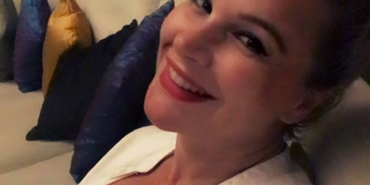 Rudina shfaqet e lumtur pas ikjes nga Shqipëria, Merita Halili e “përqafon fort”